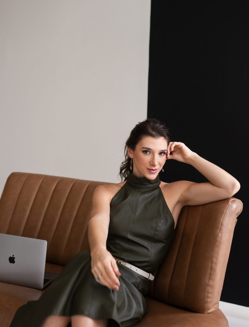 Nutricionista Vitória Caroline operando equipamento de calorimetria indireta